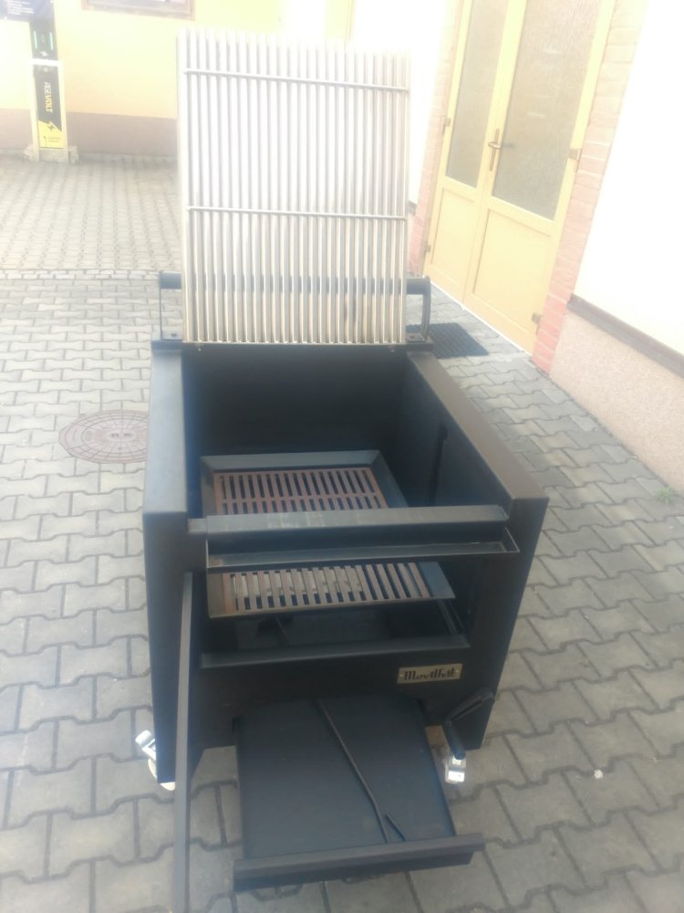 Profesionální gril barbecue na dřevěné uhlí Movilfrit M80